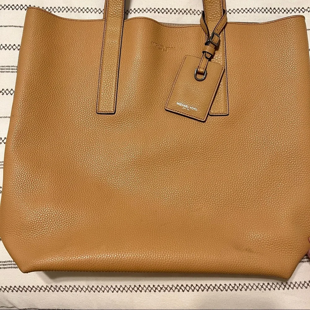 Authentic Michael Kors Men’s Mason Pebbled Leather Reversible Suede Tote Bag